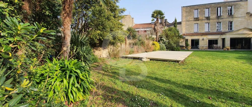 se loger Maison en pierre rénovée avec grand jardin piscine et garages LE BOUSCAT