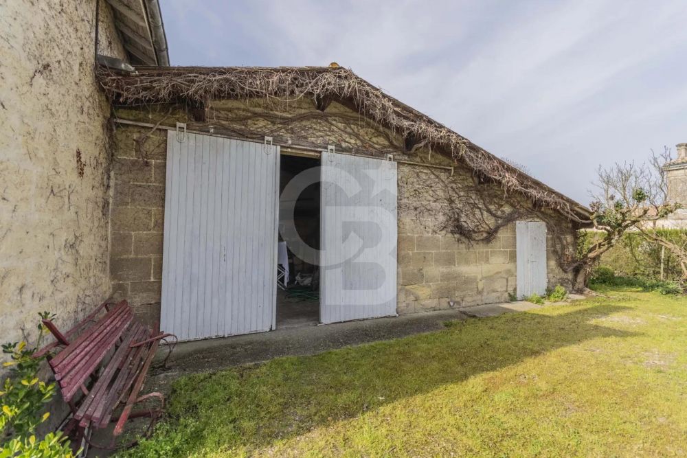vente Maison en pierre à rénover avec 3 chambres et dépendance à AMBARÈS-ET-LAGRAVE proche de Bordeaux