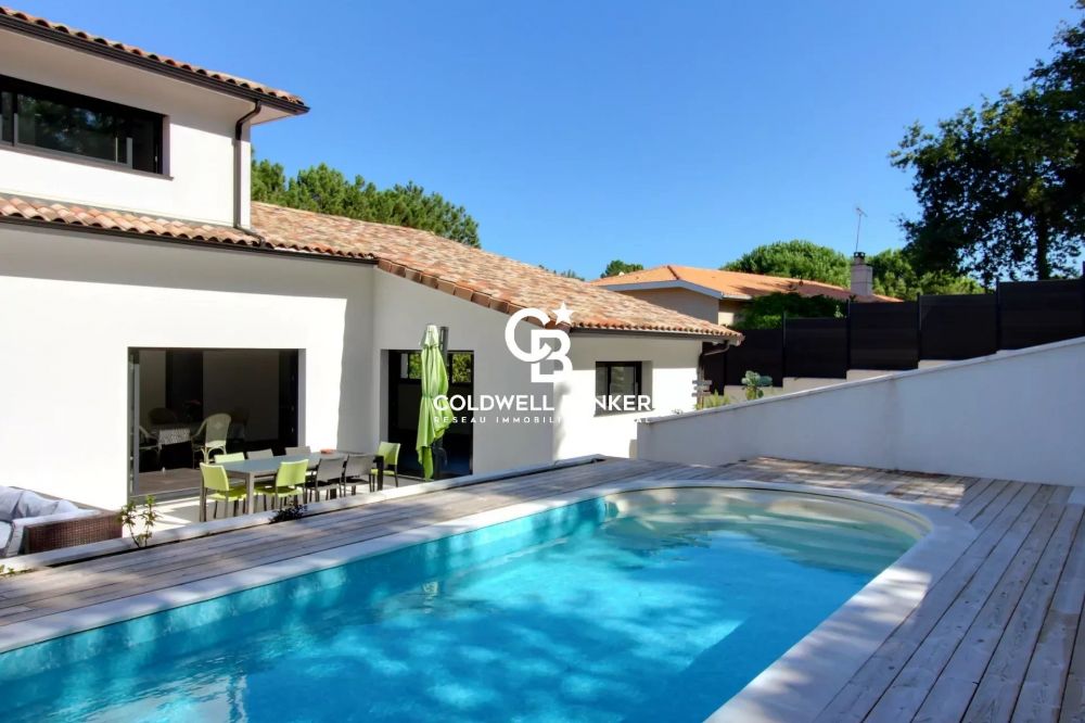 Maison à vendre à Biscarrosse – villa lumineuse sur le golf, 4 chambres, garage et terrasse