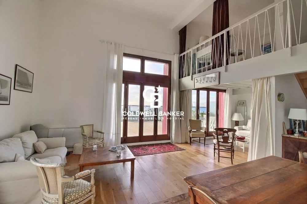 Frontline apartment with large terrace for sale in Le Moulleau, Arcachon