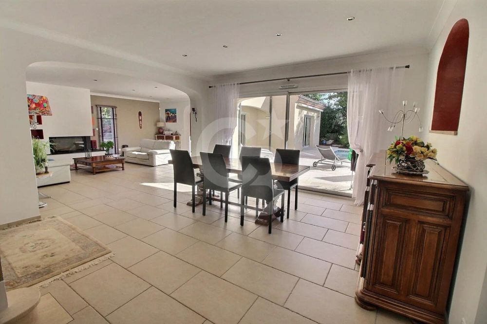 vente Superbe villa avec piscine et dépendance à GUJAN-MESTRAS