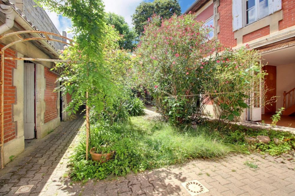 Demeure à rafraîchir avec dépendances à BORDEAUX LABOTTIÈRE