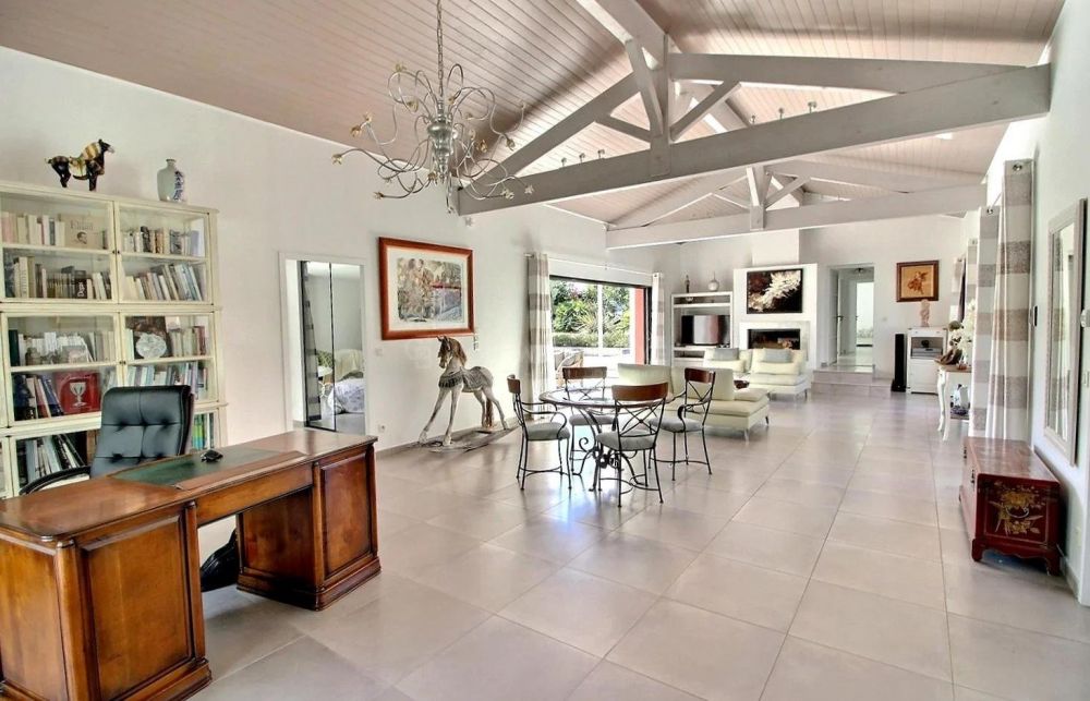 Villa familiale de standing avec piscine et grand terrain - proche Bordeaux Pompignac