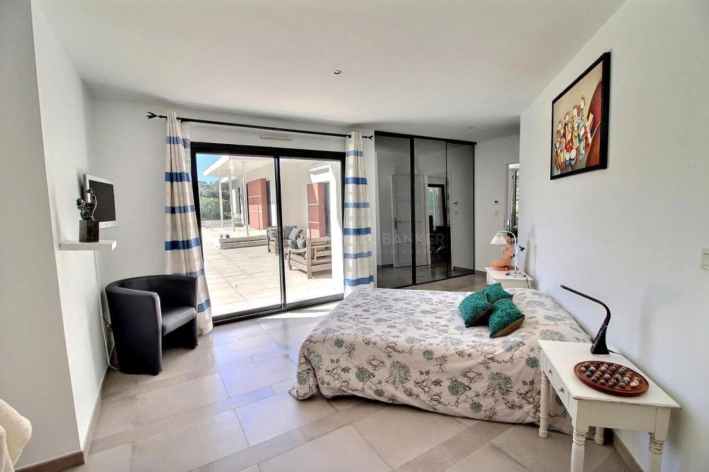 Villa familiale de standing avec piscine et grand terrain - proche Bordeaux Pompignac