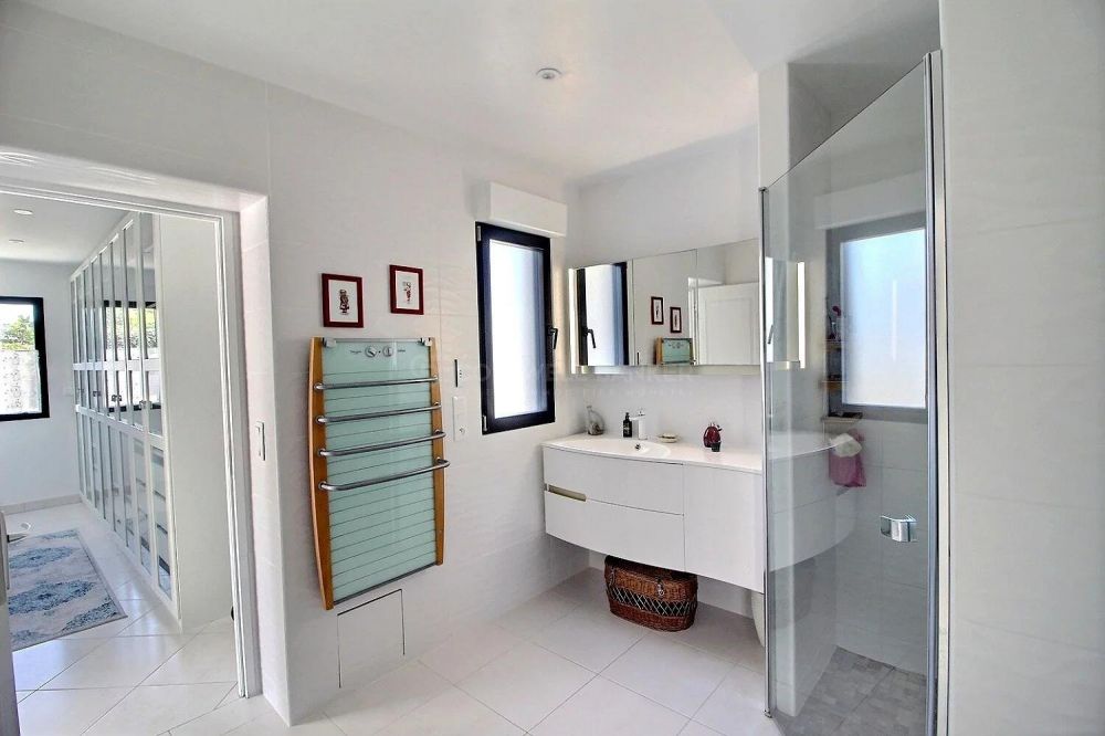 Villa familiale de standing avec piscine et grand terrain - proche Bordeaux Pompignac