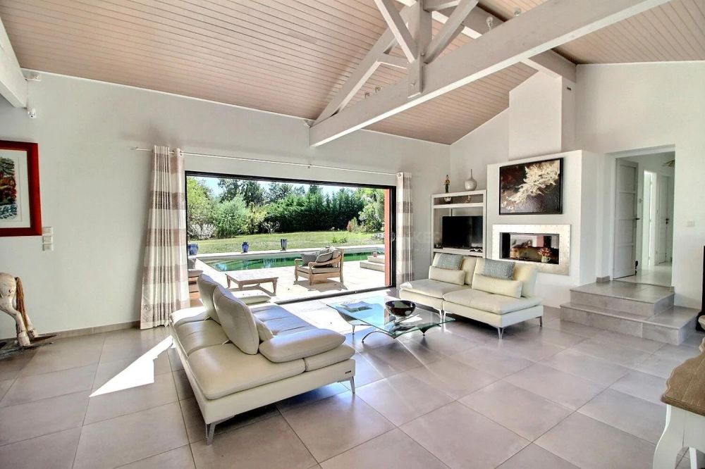Villa familiale de standing avec piscine et grand terrain - proche Bordeaux Pompignac
