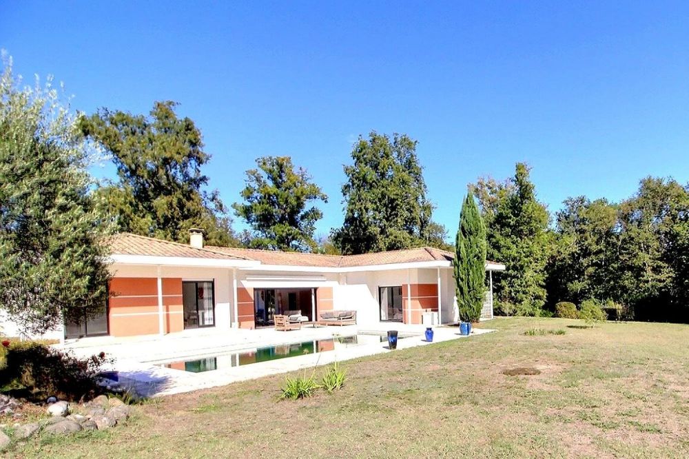 Villa familiale de standing avec piscine et grand terrain - proche Bordeaux Pompignac