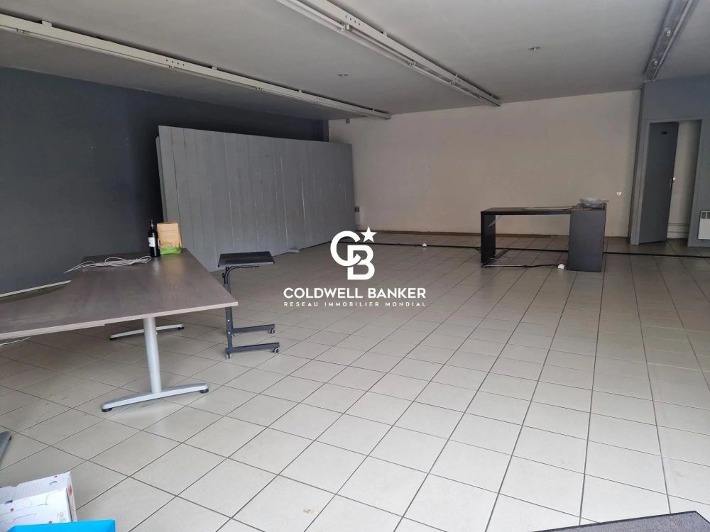 Ensemble immobilier avec locaux commerciaux et appartements - Lesparre Médoc Centre