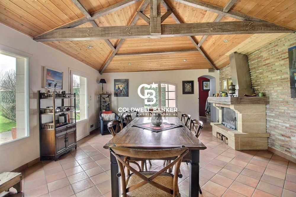 Belle bâtisse traditionnelle sur grand terrain à vendre Lanton Cassy