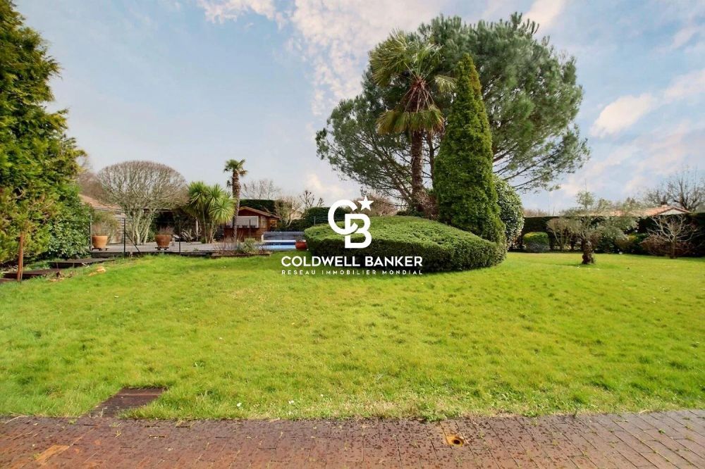 Belle bâtisse traditionnelle sur grand terrain à vendre Lanton Cassy