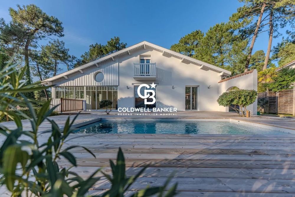 Maison à vendre à Pyla-sur-Mer – villa rénovée avec 5 suites, piscine et terrasse à 300 m de la plage