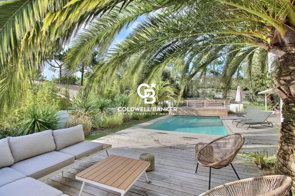 Maison à vendre à Pyla-sur-Mer – rénovée avec 5 chambres, piscine chauffée et jardin proche plage du Cercle de Voile