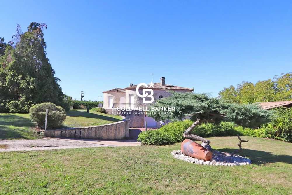 Maison à vendre à Sainte-Foy-la-Grande – maison en pierres, piscine, jardin de 5000 m² et fort potentiel locatif
