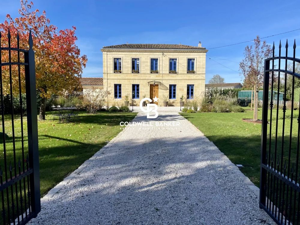 Maison en pierre avec piscine et dépendance à vendre près de Bordeaux Saint Loubès
