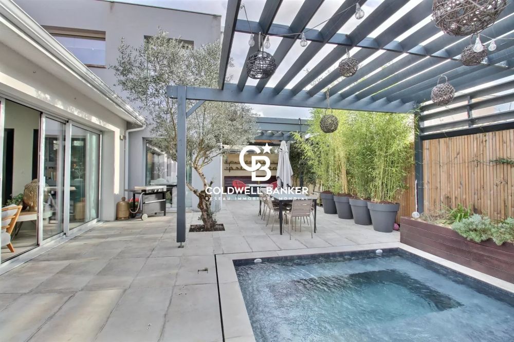 Maison familiale à vendre au Bouscat centre - 290 m² rénovés, jardin et piscine
