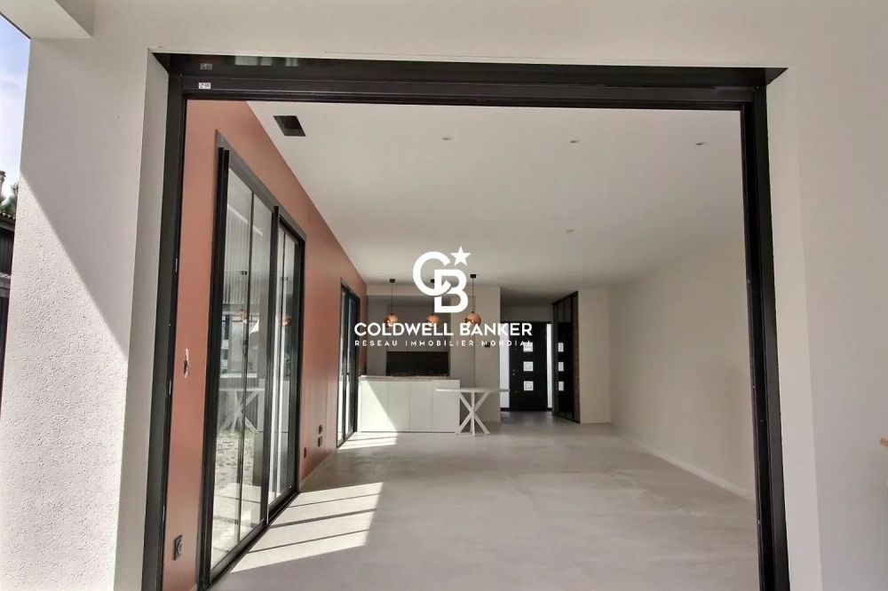 Villa neuve avec beau potentiel côté Bassin Arès