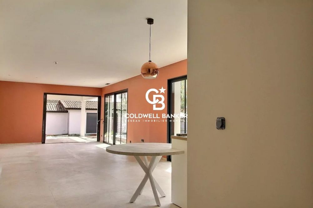 Villa neuve avec beau potentiel côté Bassin Arès