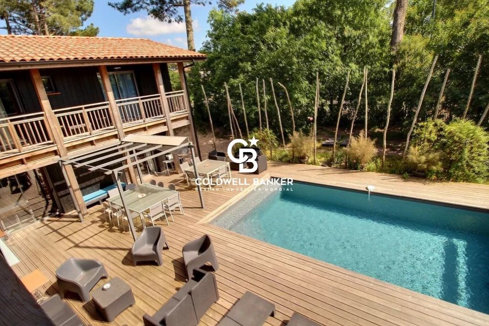 Maison à vendre à Lège-Cap-Ferret – villa bois de 233 m² avec piscine, 6 suites et jardin proche de l’océan
