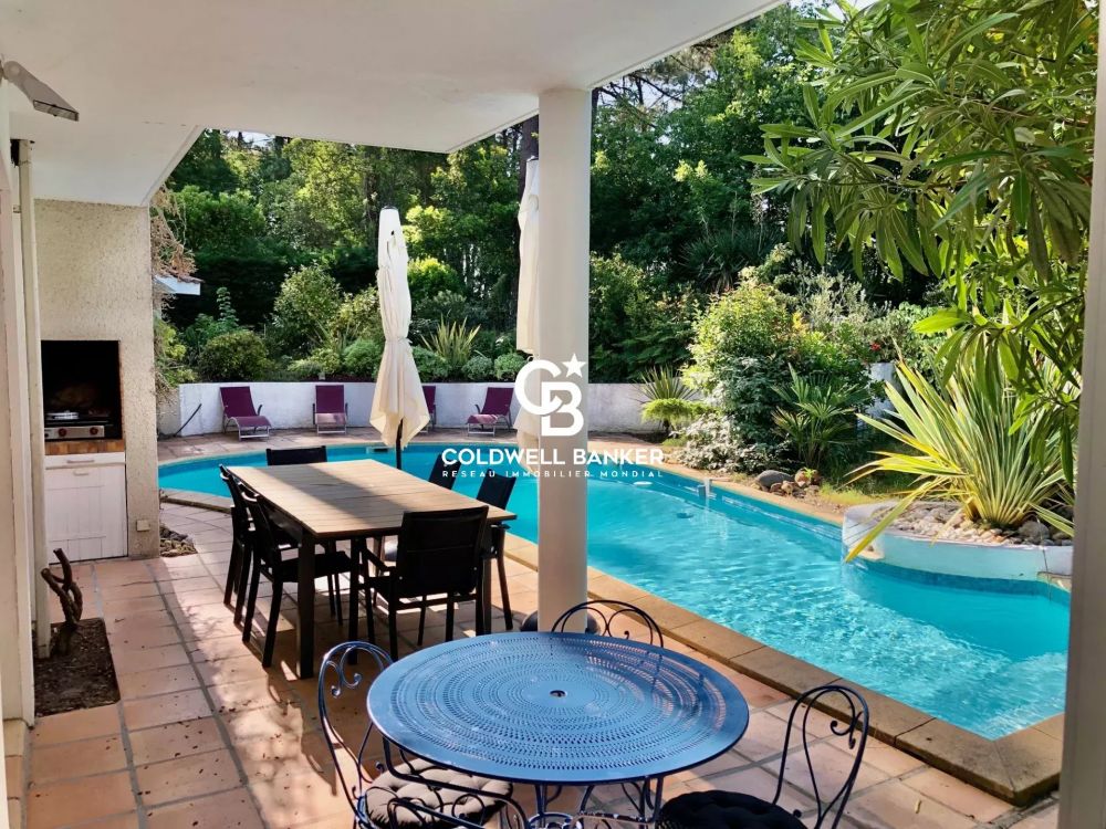 Maison à vendre à Biscarrosse – maison d’architecte de 220 m² avec piscine, jardin paysagé et dépendance au Golf