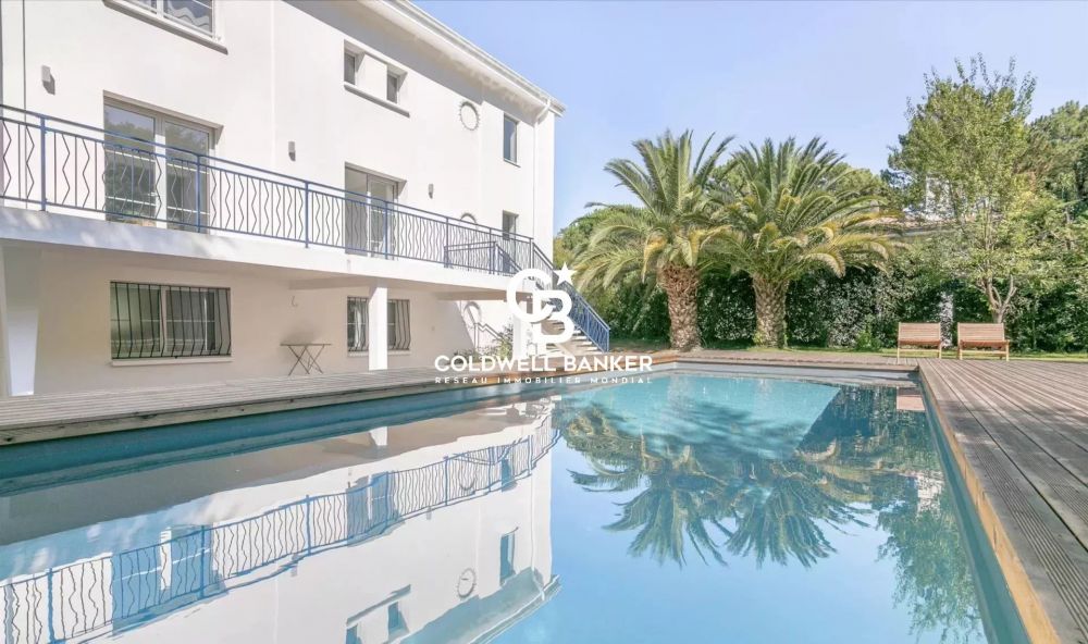 Maison à vendre à Arcachon – villa rénovée avec 5 suites et piscine à 400 m de la plage Pereire