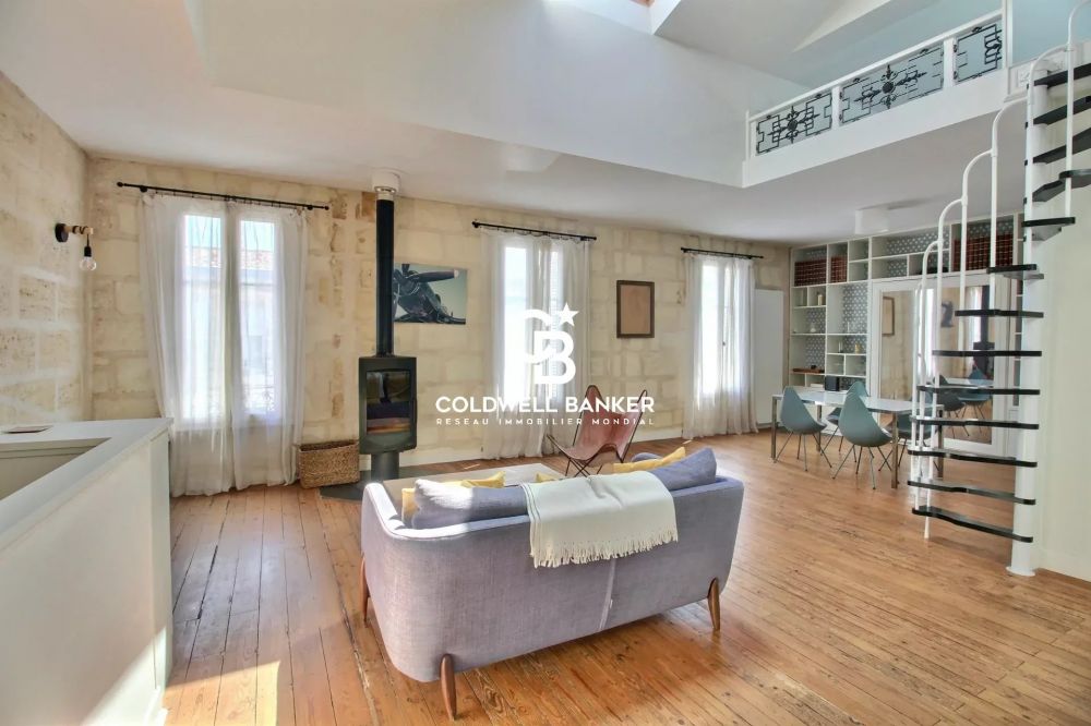 Maison à vendre à Bordeaux Chartrons - pierre rénovée, 2 chambres, prestations anciennes et grand garage