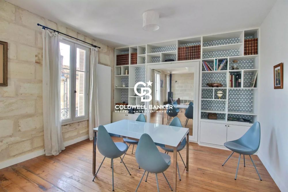 Maison à vendre Bordeaux Chartrons – prestations anciennes, 2 chambres, mezzanine et garage