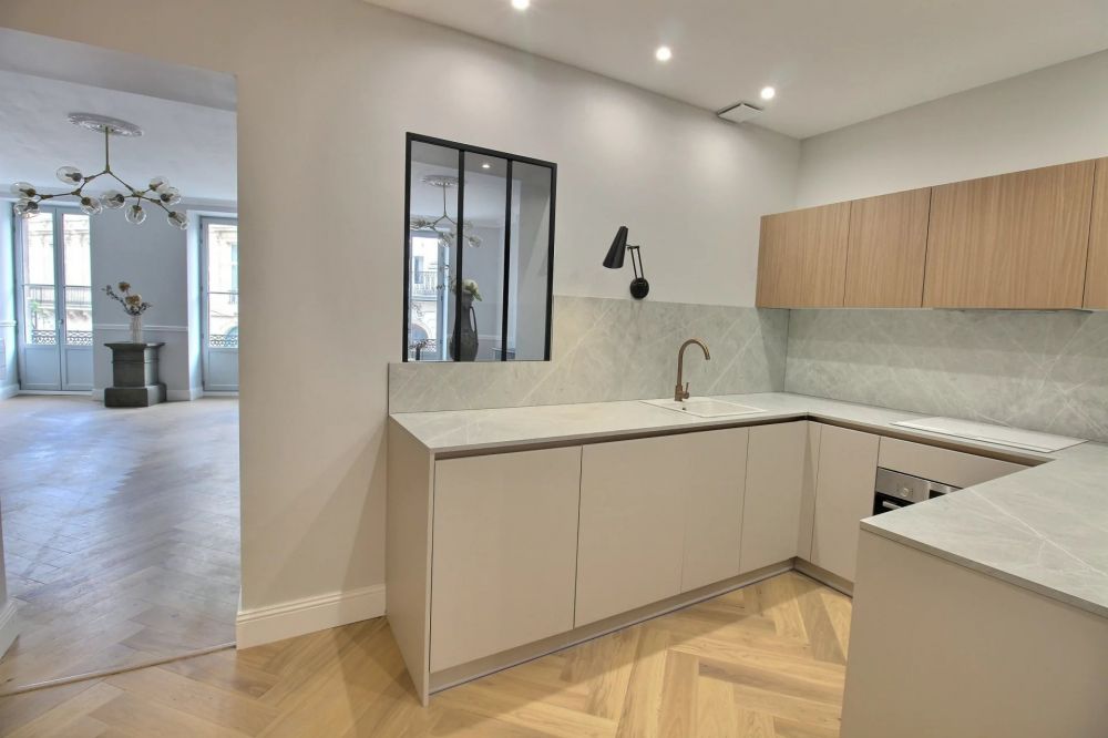 Superbe appartement rénové avec terrasse à Bordeaux quartier Saint Seurin