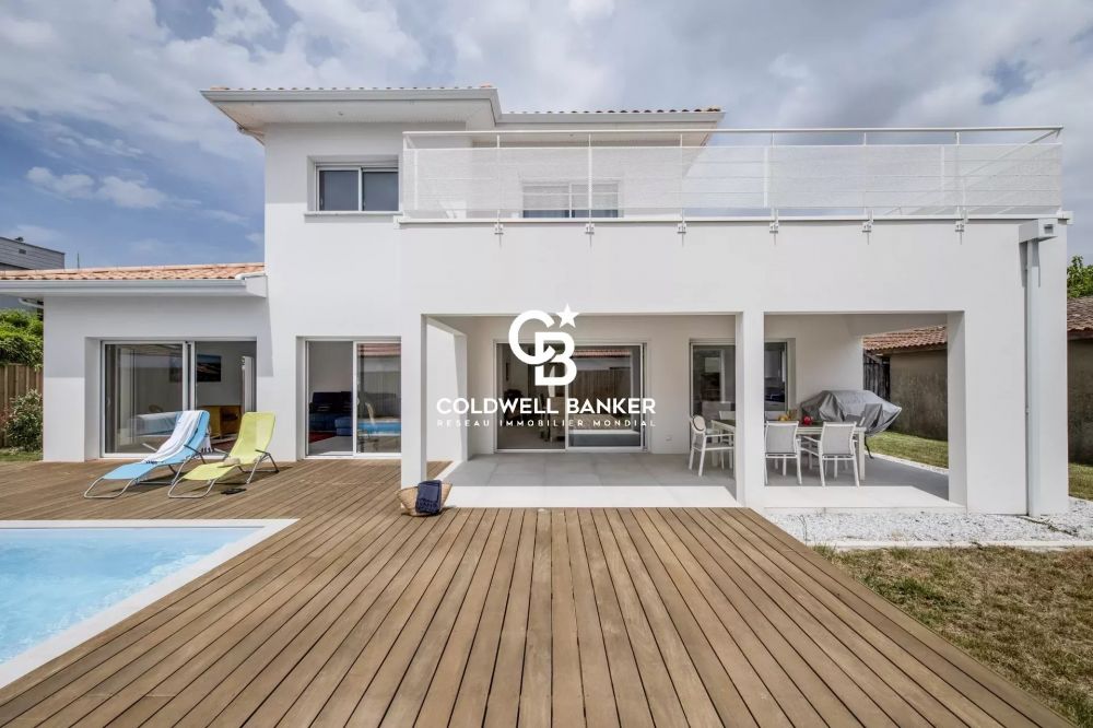 Maison à vendre à La Teste-de-Buch – villa d’architecte en centre-ville, 5 chambres, garage et terrasse au calme
