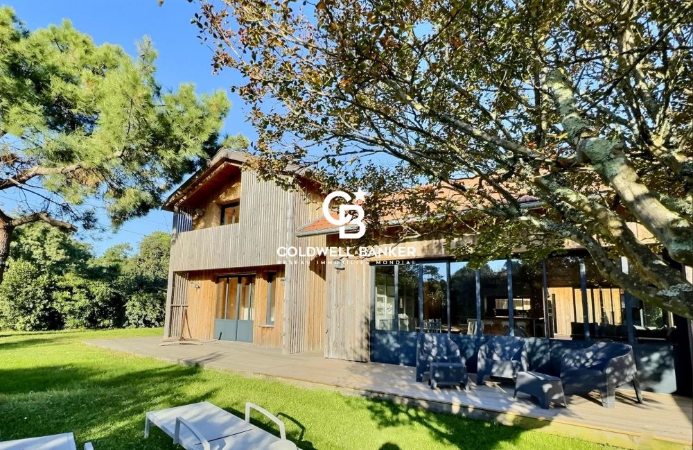 Maison à vendre au Cap Ferret – propriété avec 6 chambres et annexe indépendante au centre du village