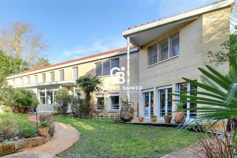 Maison à vendre à Arcachon Ville d’Hiver – 5 chambres, grand atelier, jardin de 1030 m² au calme