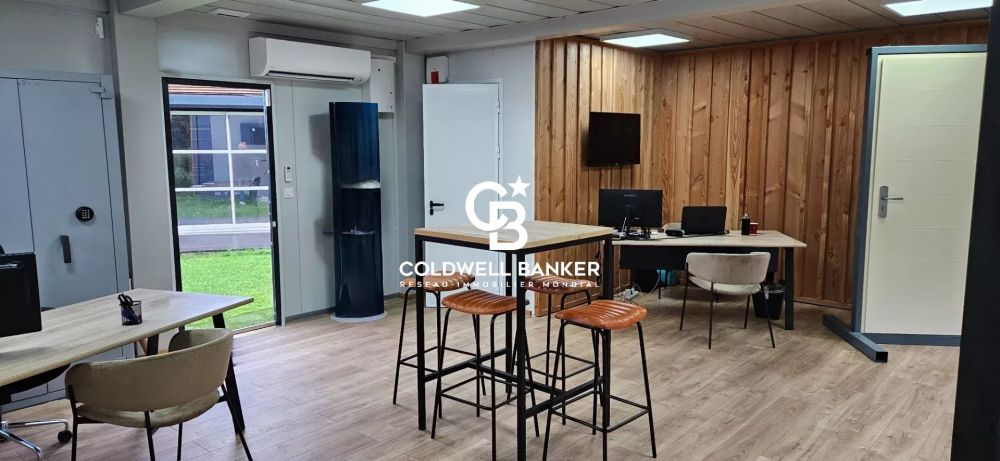Local commercial à vendre à Gujan-Mestras – axe passant, showroom 40 m², bureaux, hangar 95 m², terrain 300 m²