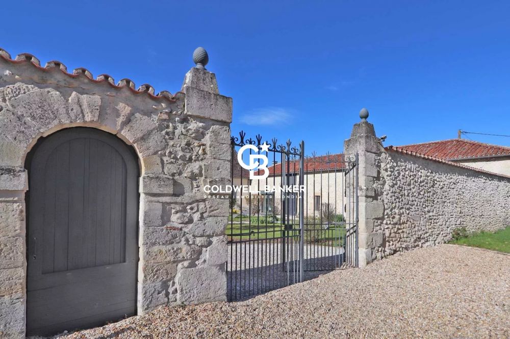 Maison à vendre Périgueux - Chartreuse du 16ème rénovée avec piscine intérieure 