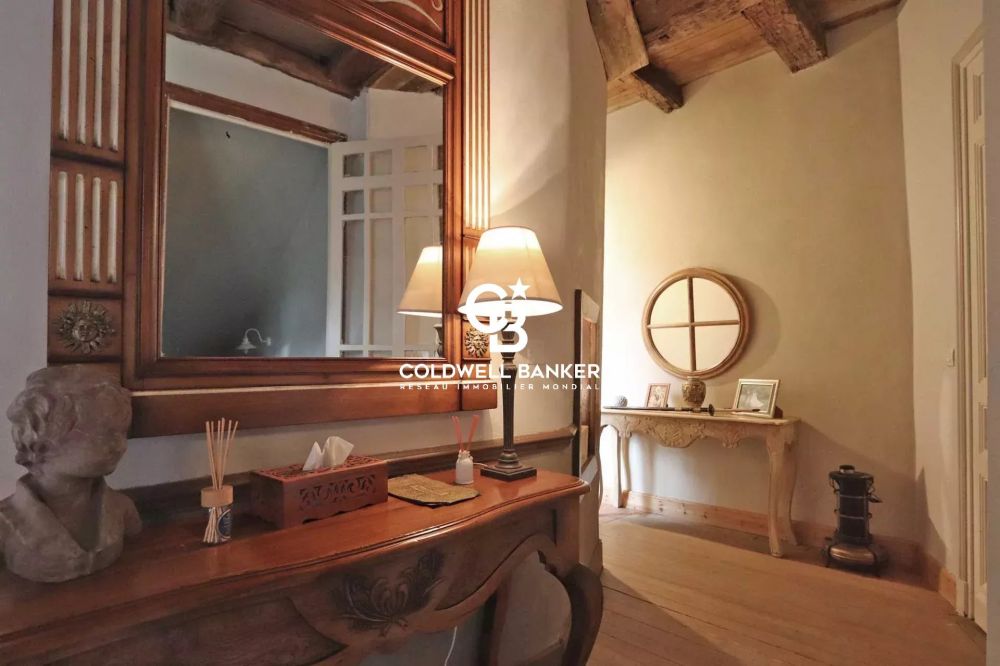 Château à vendre près de Bergerac - rénové, avec dépendances, piscine, spa et source naturelle