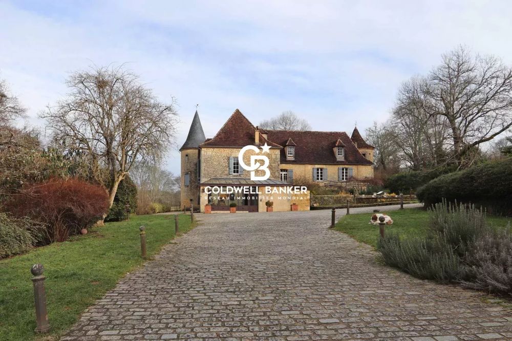 Château à vendre près de Bergerac - rénové, avec dépendances, piscine, spa et source naturelle