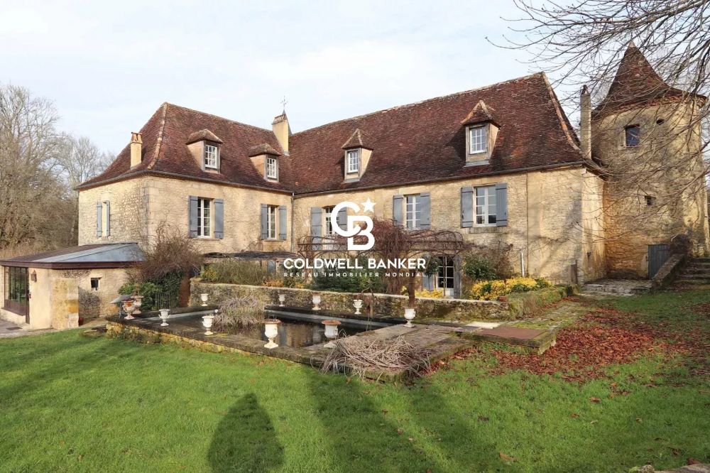 Château à vendre près de Bergerac - rénové, avec dépendances, piscine, spa et source naturelle
