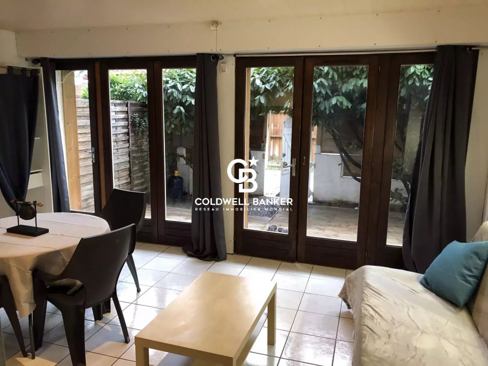 Maison à vendre à Arès – T4 en duplex avec studio indépendant, jardin et terrasse