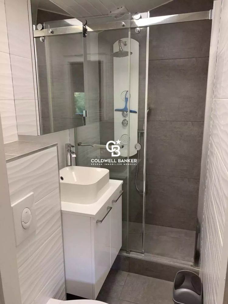 Maison à vendre à Arès – T4 en duplex avec studio indépendant, jardin et terrasse