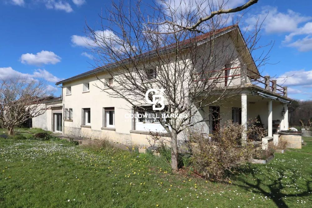 Ensemble immobilier à vendre près de Bergerac - Hameau avec maisons, grange et 8 ha de terrain