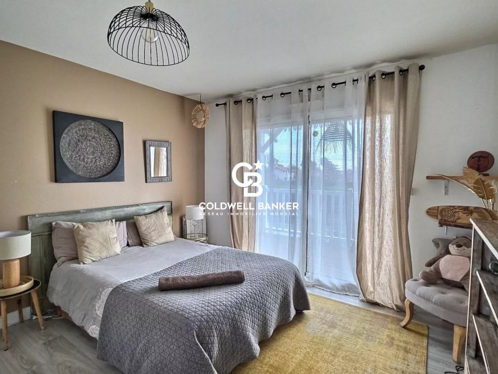 Maison à vendre à Gujan-Mestras – contemporaine avec piscine et appartement indépendant