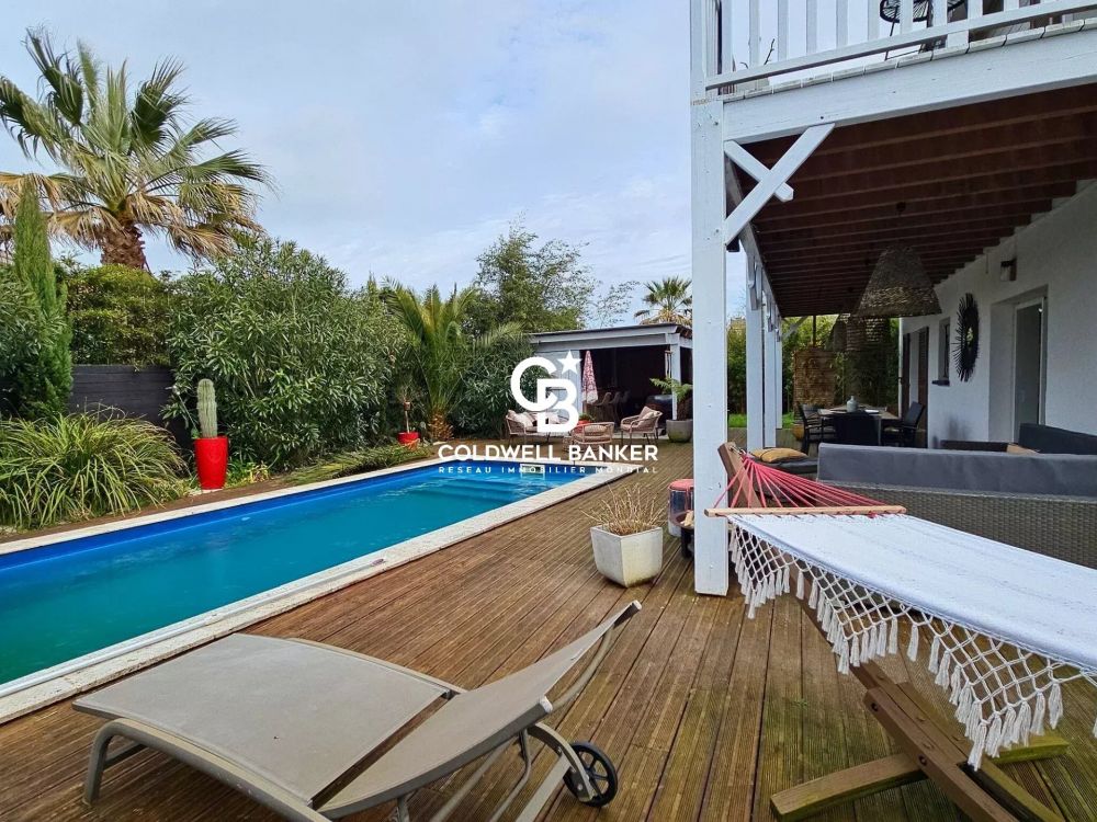 Maison à vendre à Gujan-Mestras – contemporaine avec piscine et appartement indépendant