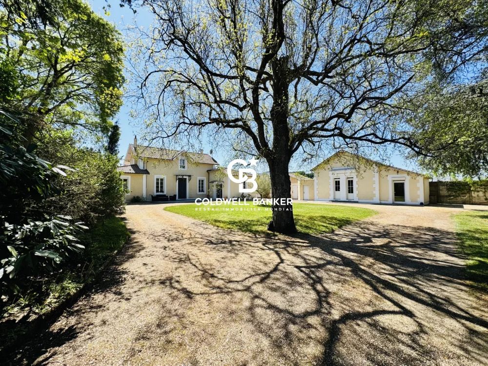 Maison de caractère 6 pièces à vendre au coeur de Bergerac - vaste parc paysagé et piscine