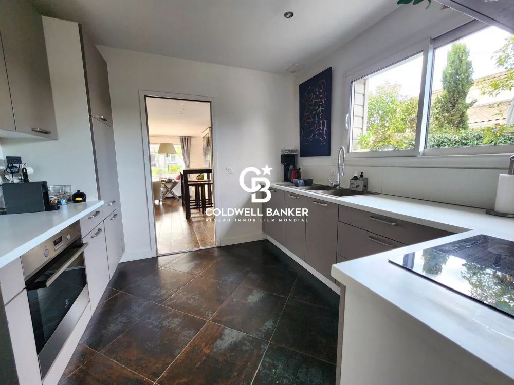 Maison contemporaine au calme à vendre Pessac : dépendance, piscine et vaste terrain