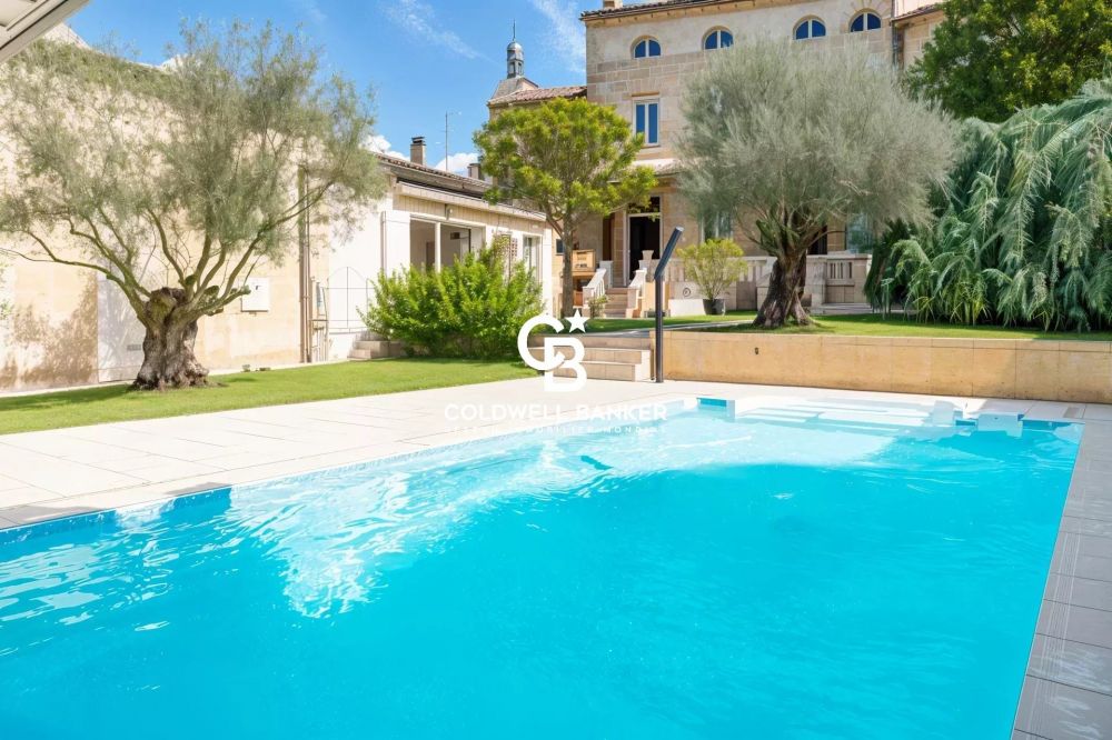 Maison en pierre avec jardin et piscine à vendre près de Bordeaux - 280 m², dépendances et fort potentiel