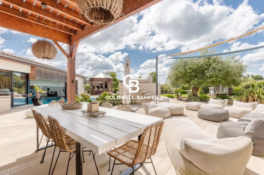 Maison contemporaine à vendre à 30 minutes de Bordeaux - prestations haut de gamme et vaste terrain