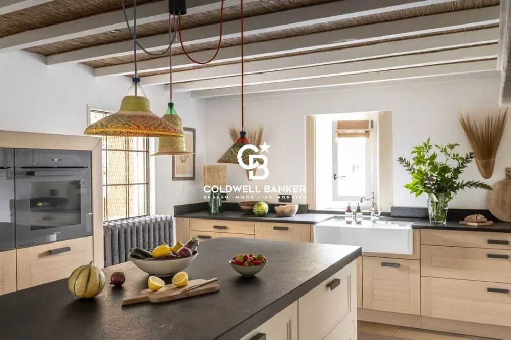 Maison rénovée de 300 m² à vendre à Eysines, proche Bordeaux : 4 chambres, jardin et piscine