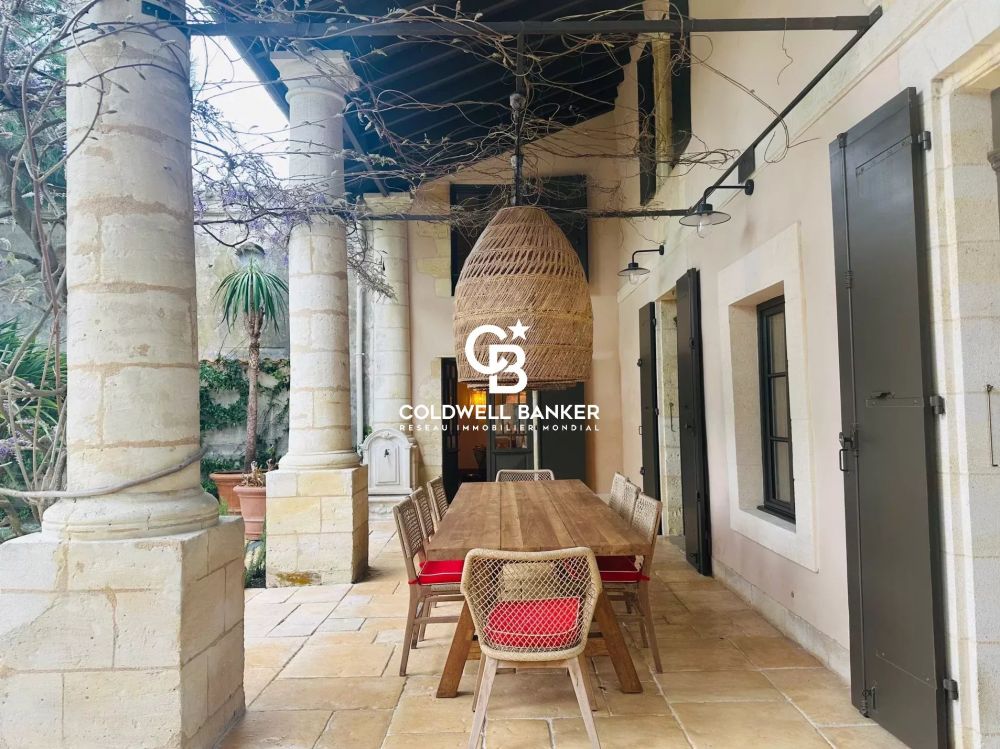 Maison rénovée de 300 m² à vendre à Eysines, proche Bordeaux : 4 chambres, jardin et piscine