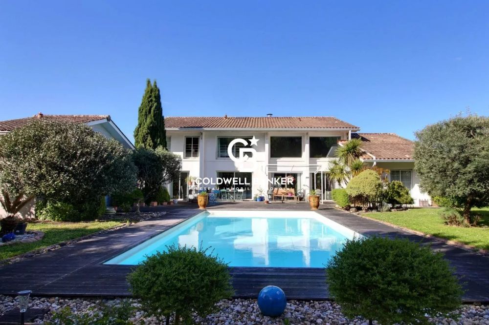 Maison à vendre au Barp – exclusivité, volumes généreux, 5 chambres, piscine, terrain arboré, dépendance