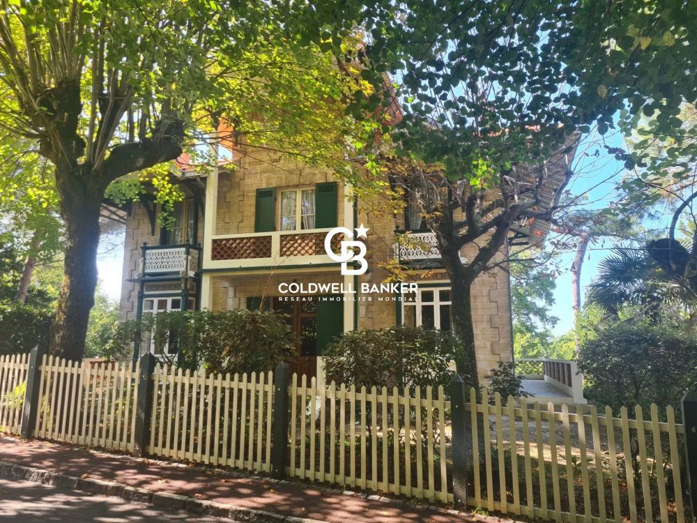 Maison à vendre à Arcachon – villa arcachonnaise de 1864, 14 pièces, jardin et appartement indépendant