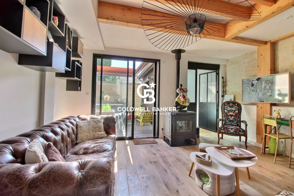 Maison à vendre à Bordeaux Saint-Seurin – rénovée avec terrasse ensoleillée, 2 chambres, bureau et charme de l’ancien