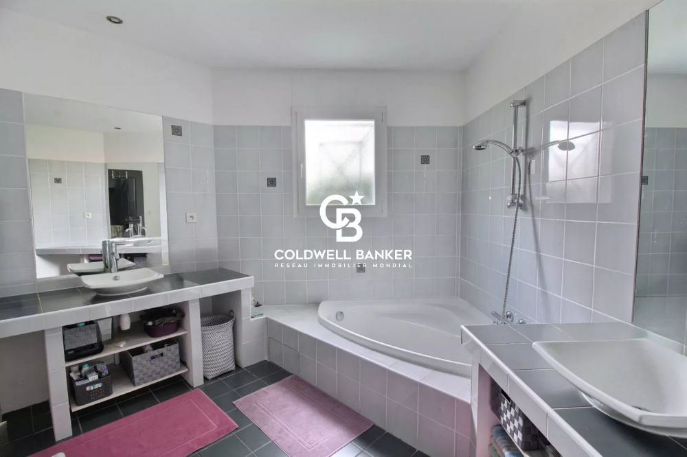 Maison à vendre à Biscarrosse – 140 m², jardin paysager et piscine